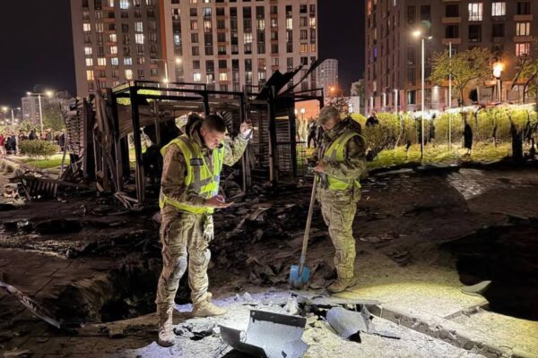 Ворожий БпЛА влучив у двір ЖК у Дарницькому районі: Двоє людей загинули