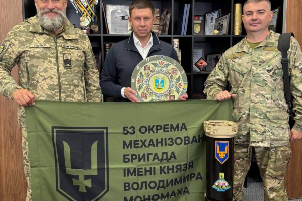 Військові подарували Ірпеню годинник ручної роботи та розписаний бойовий тубус