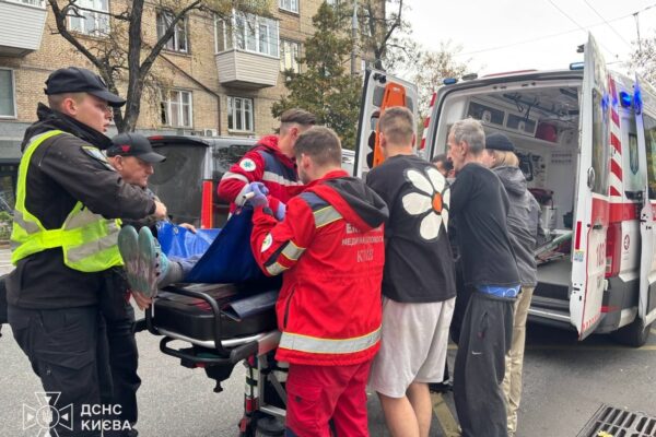 У Печерському районі постраждали п’ятеро людей унаслідок обстрілу (ФОТО)