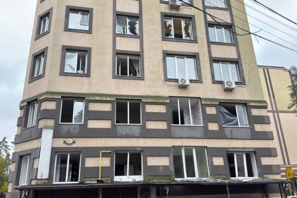 В Ірпені на обох місцях влучання розгорнули гуманітарні штаби