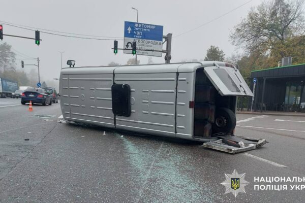 На Берестейському шосе перекинувся автобус із пасажирами: Поліція розпочала розслідування