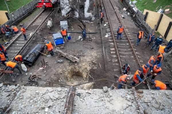 На станції метро «Чернігівська» ліквідовують наслідки ворожого обстрілу