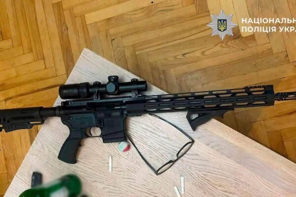 У центрі Києва п’яний чоловік стріляв із балкона по авто сусіда: Справу передали до суду