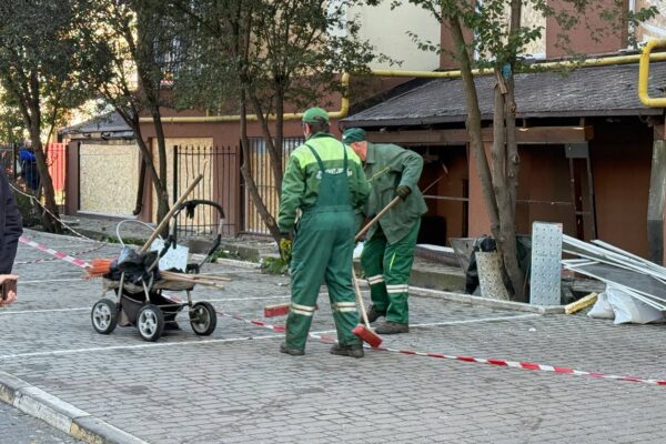 В Ірпені продовжують ліквідацію наслідків атаки