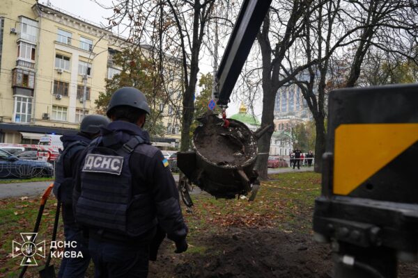 У Києві рятувальники вилучили уламки російської балістичної ракети (ФОТО)