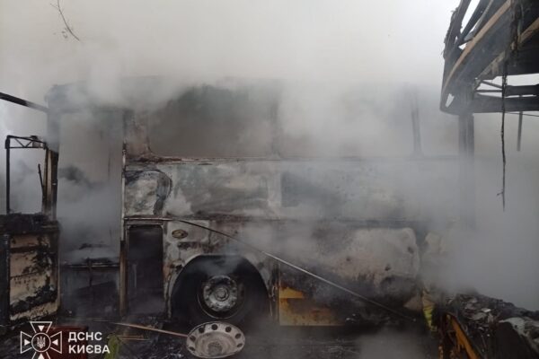 У Солом’янському районі вогнеборці ліквідували пожежу на парковці