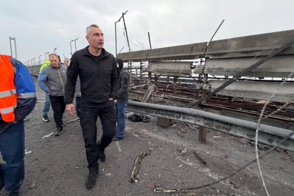 На Південному мосту в Києві тривають ремонтні роботи після ворожої атаки