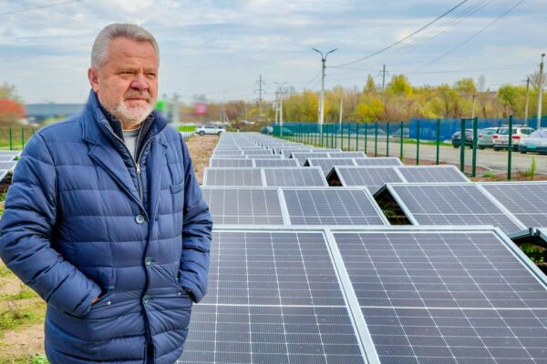 Акумулятори та нові інвертори: У Бучі посилюють автономність лікарень і шкіл